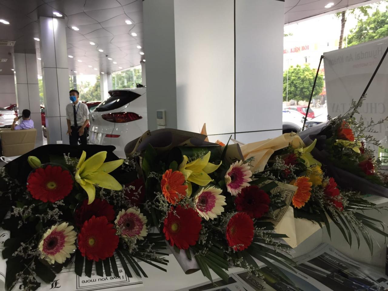giao xe tặng hoa Hyundai Lai Châu 1S